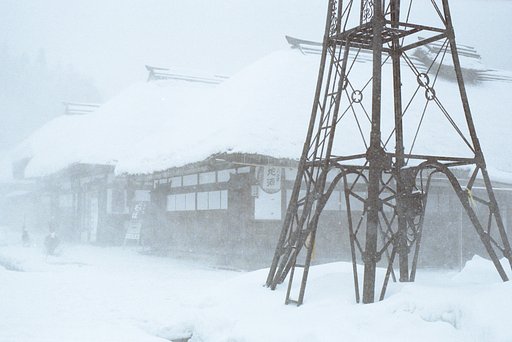 雪巻く