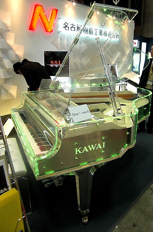 カラーが変化するグランドピアノ