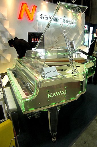 カラーが変化するグランドピアノ