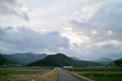 今朝の東の空は厚い雲が・・