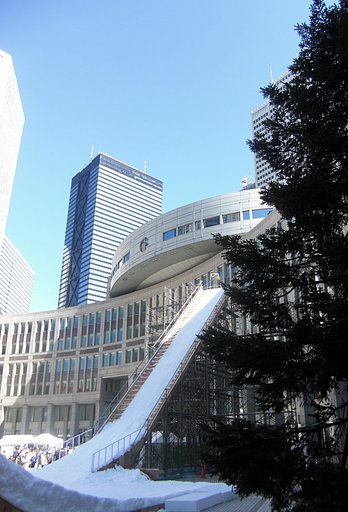 都庁前広場のゲレンデ