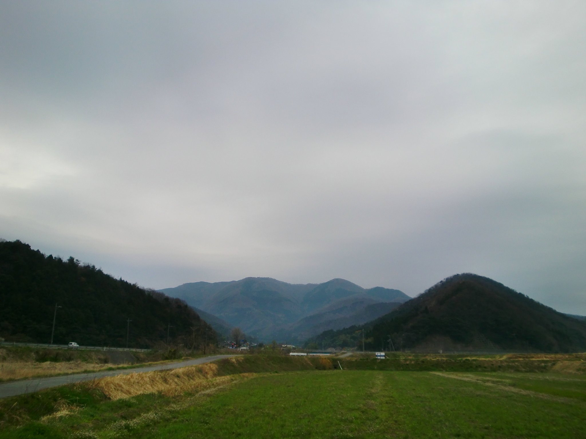 どんよりと暗い東の空