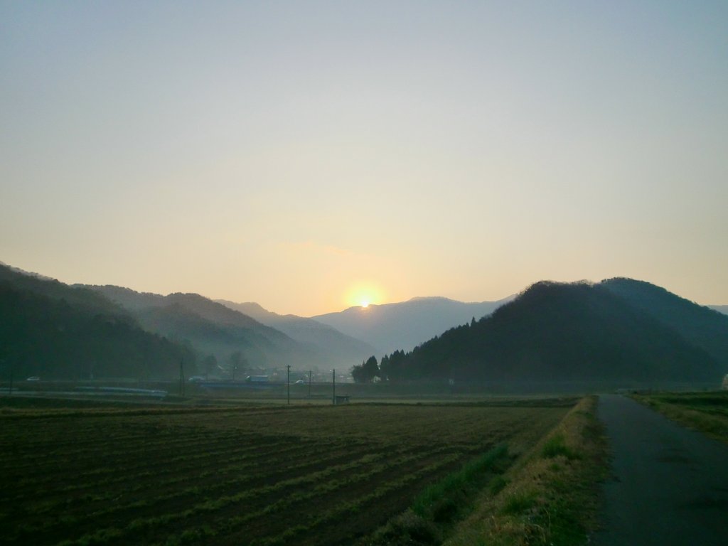 黄砂気味の黄色い朝日の出