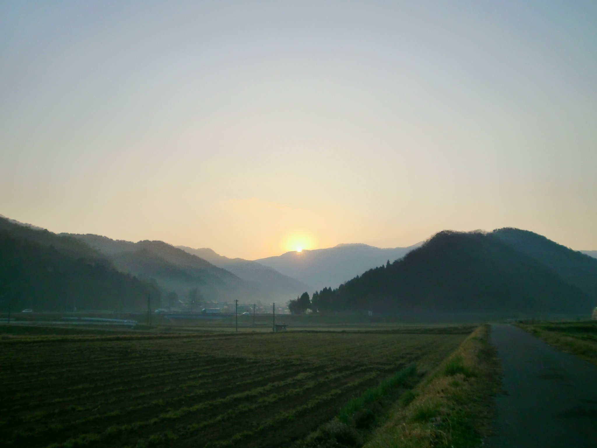 黄砂気味の黄色い朝日の出