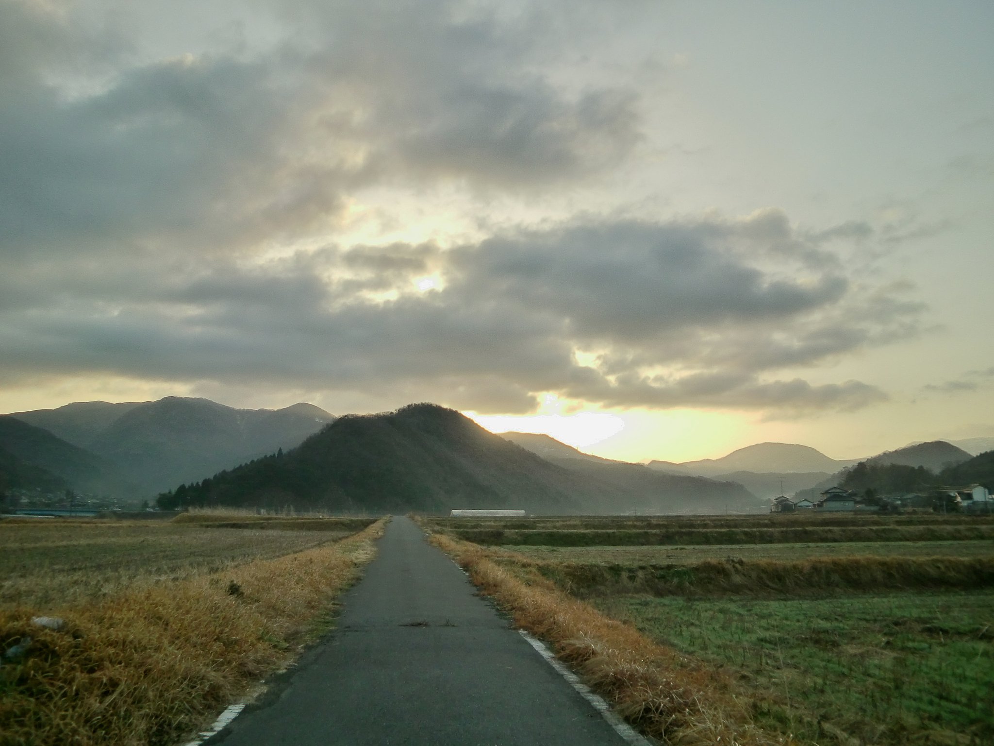 雲に隠れた朝日の出