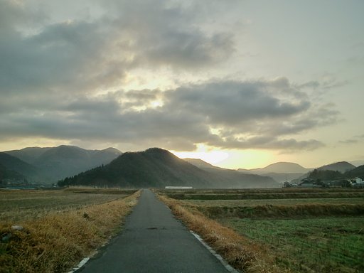 雲に隠れた朝日の出