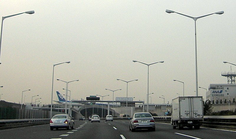 羽田空港誘導路のジェット機