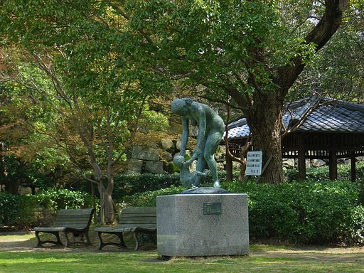 母子像のある公園