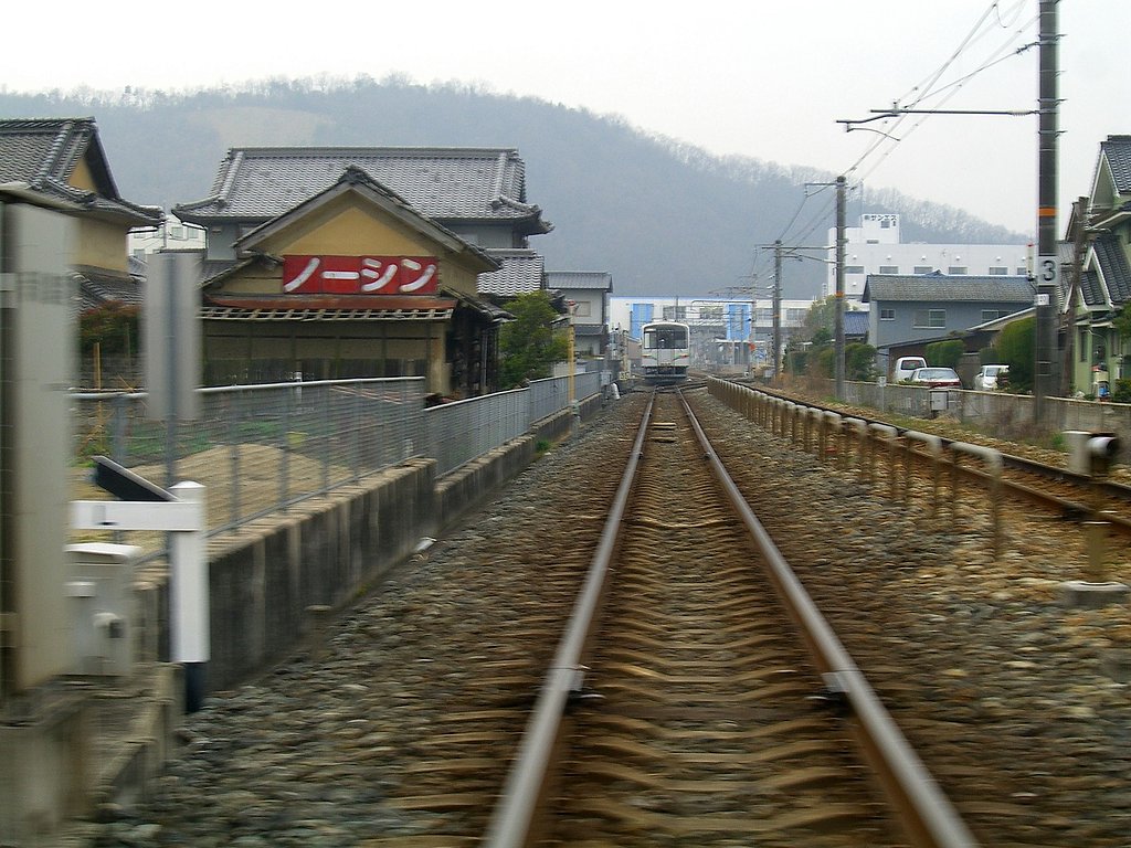 踏み切りを渡って
