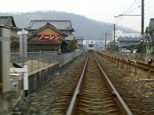 踏み切りを渡って