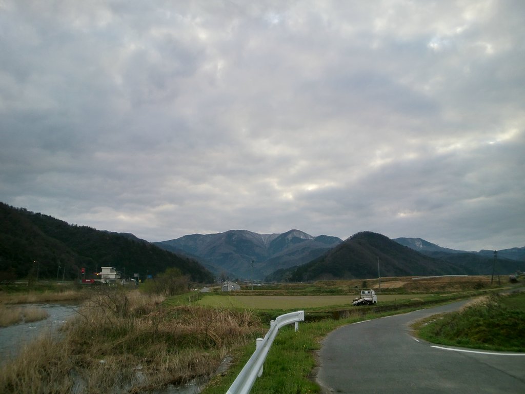 今朝は暗い雲に覆われています。