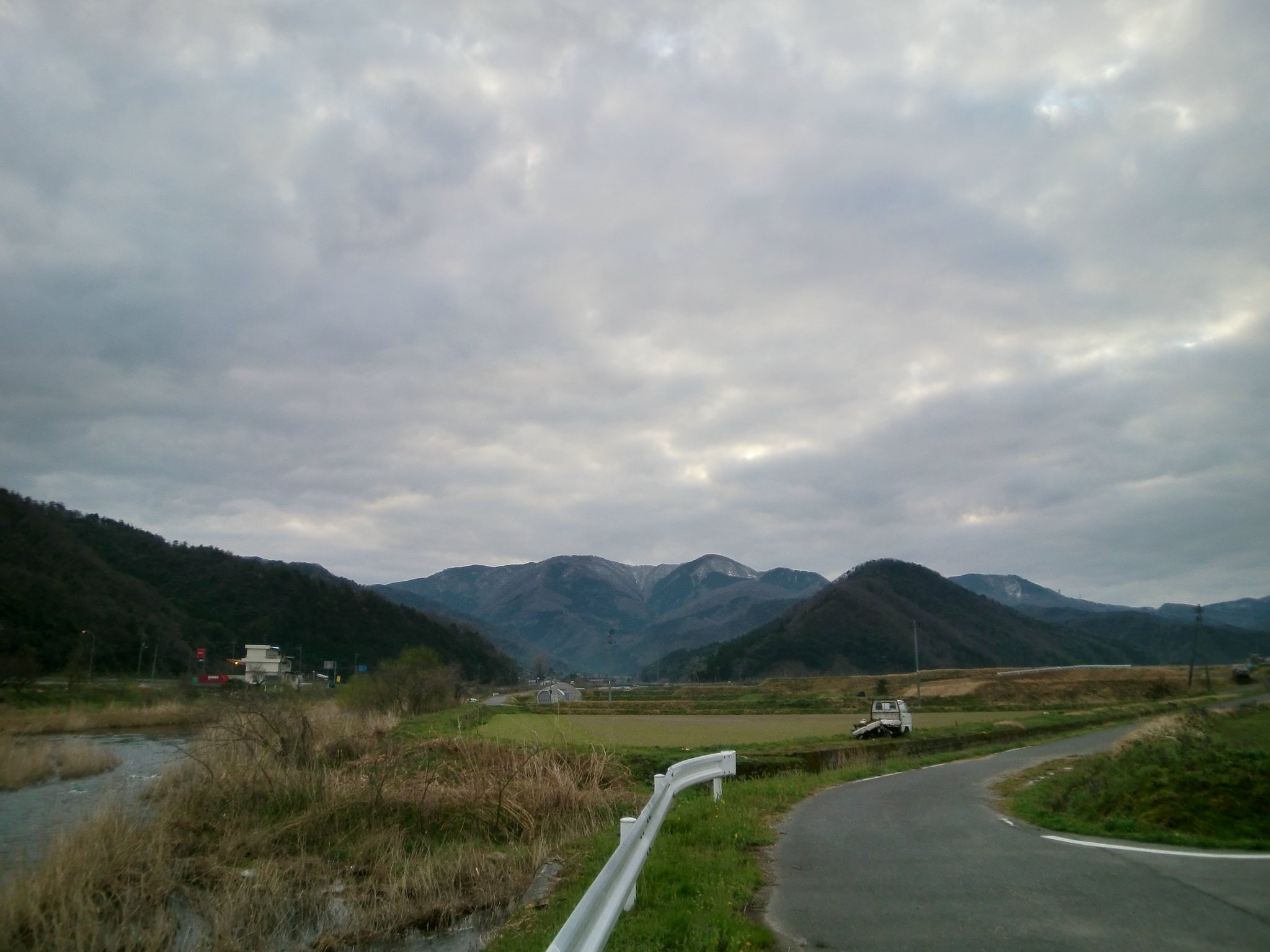 今朝は暗い雲に覆われています。
