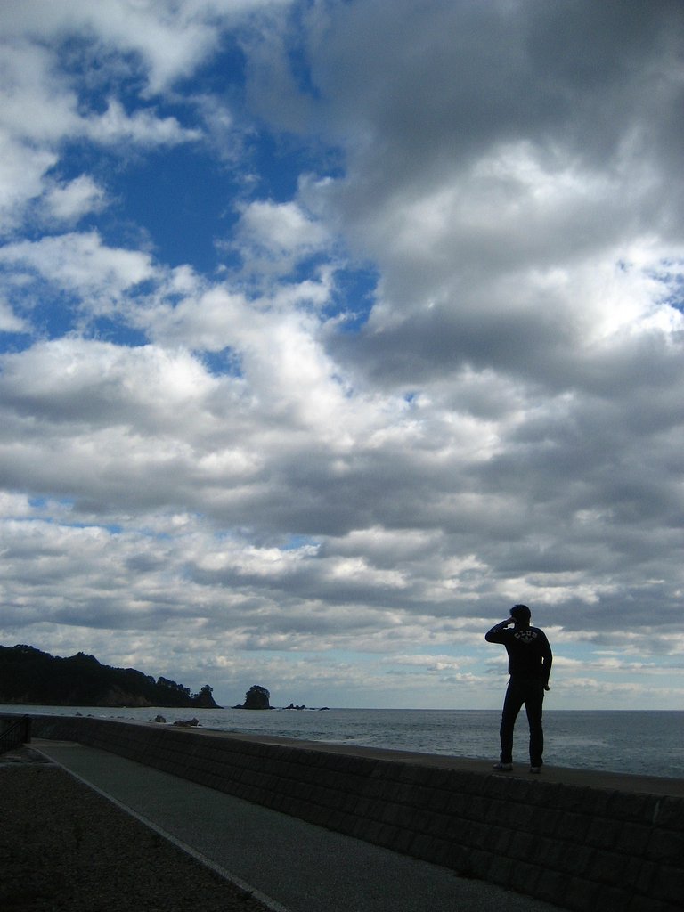 大海原と男の背中