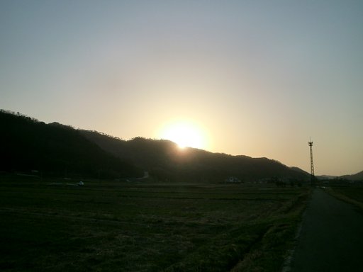 山の稜線への素晴らしい日の入り