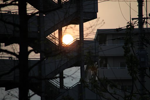 階段に沈む夕陽・・