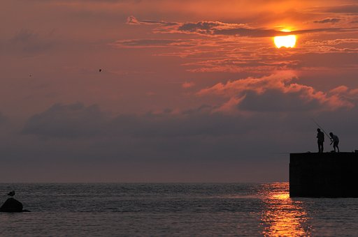 夕日と釣り人