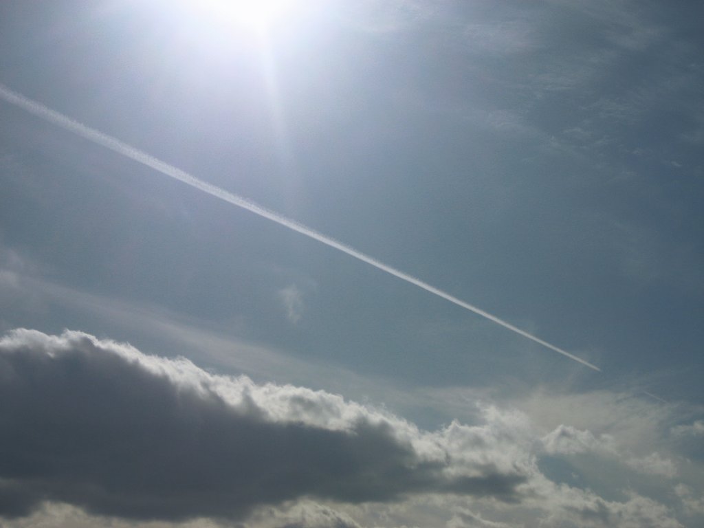 【自然】春の飛行機雲
