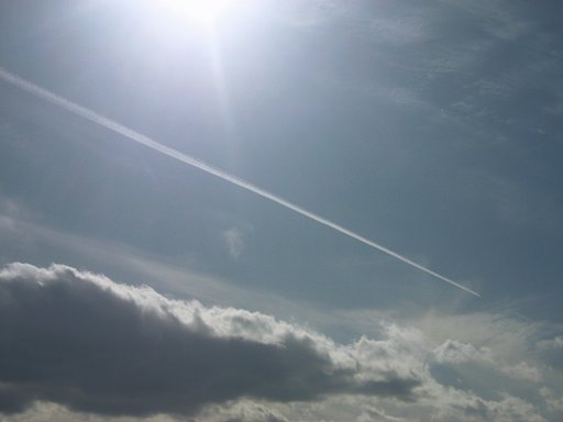 【自然】春の飛行機雲