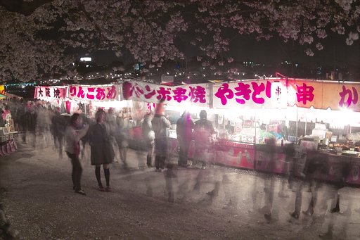 「靴」　光る屋台