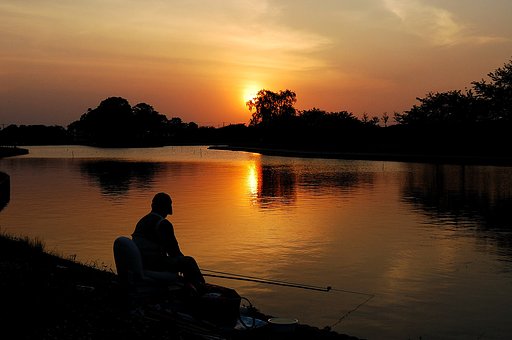 夕焼と釣人