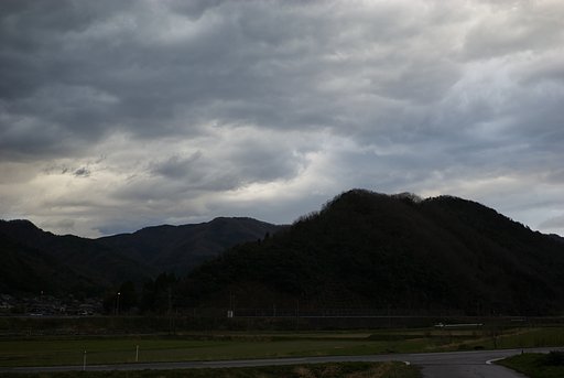 恐ろしく暗い雲の覆われた東の空！