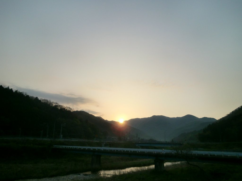 うっすらくもに覆われた朝日の出