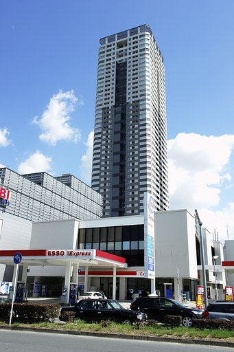 北側から見たザ・千里タワー