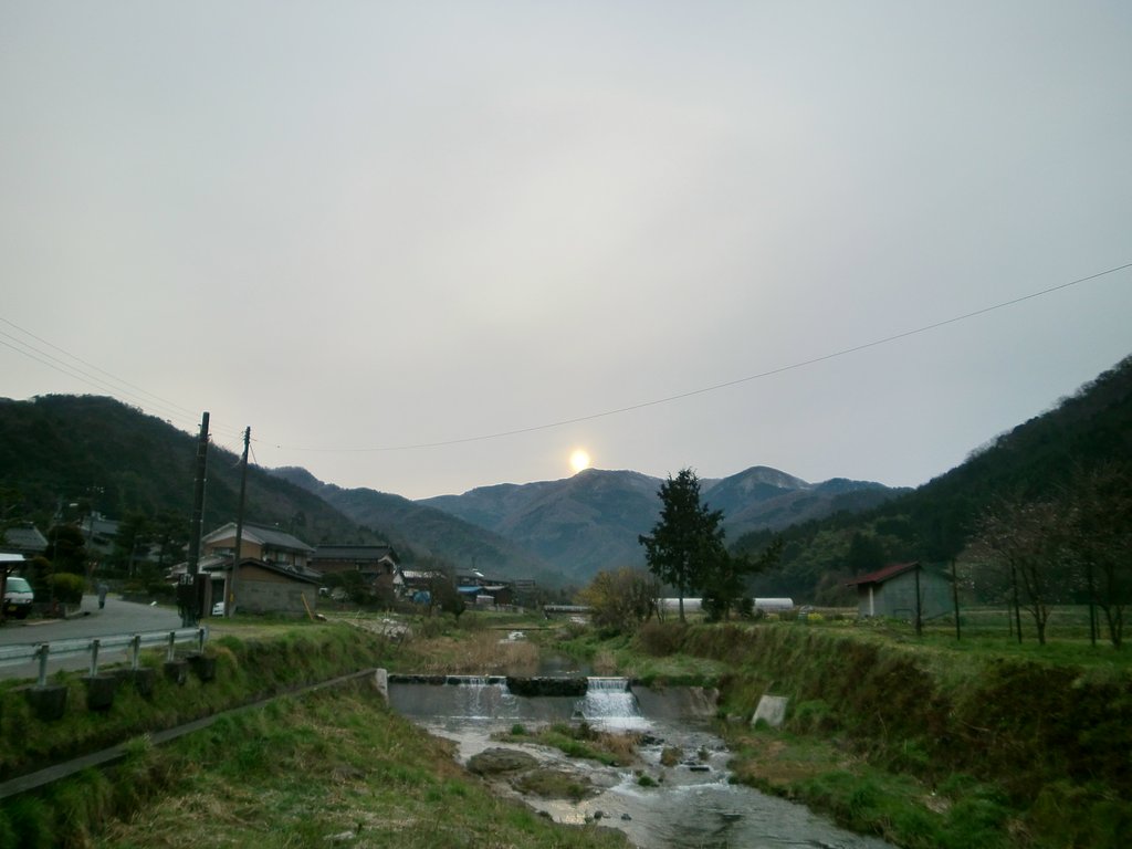 おぼろ太陽の朝日の出！