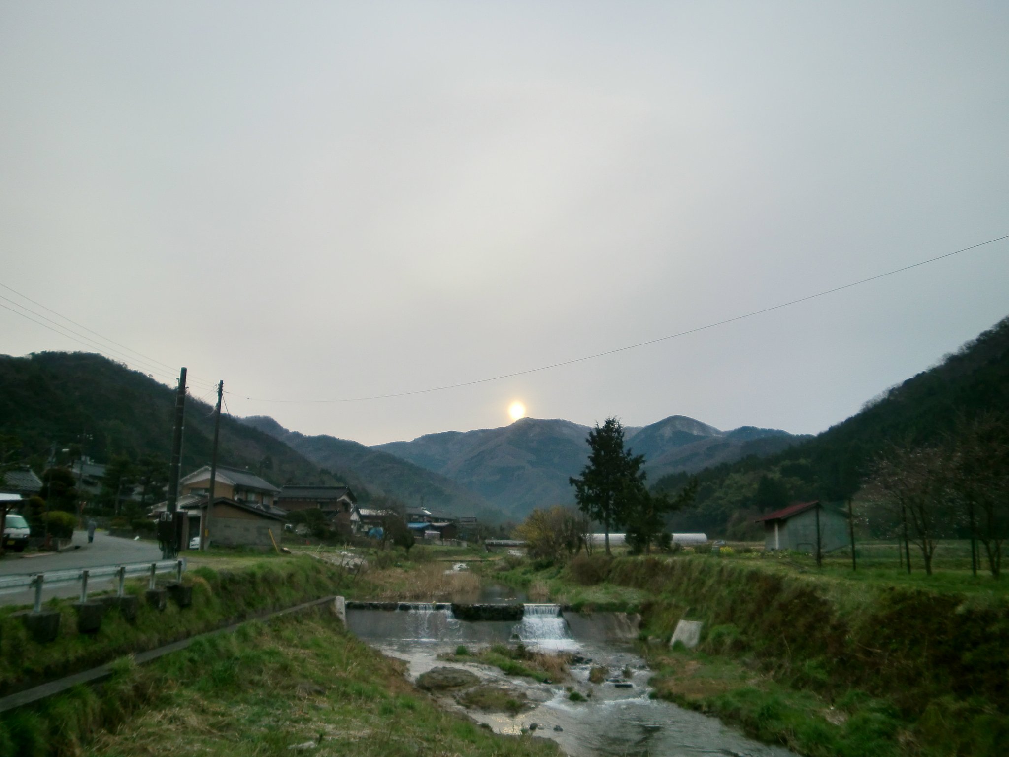 おぼろ太陽の朝日の出！