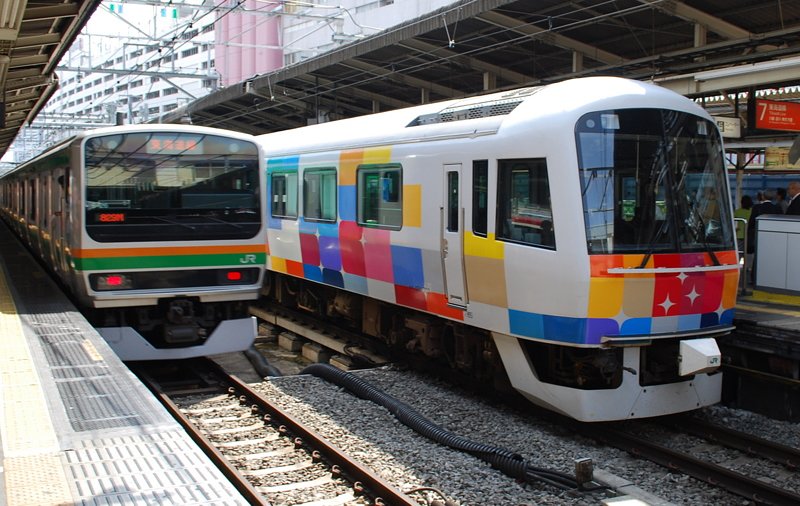 横浜駅　きらきらうえつ号