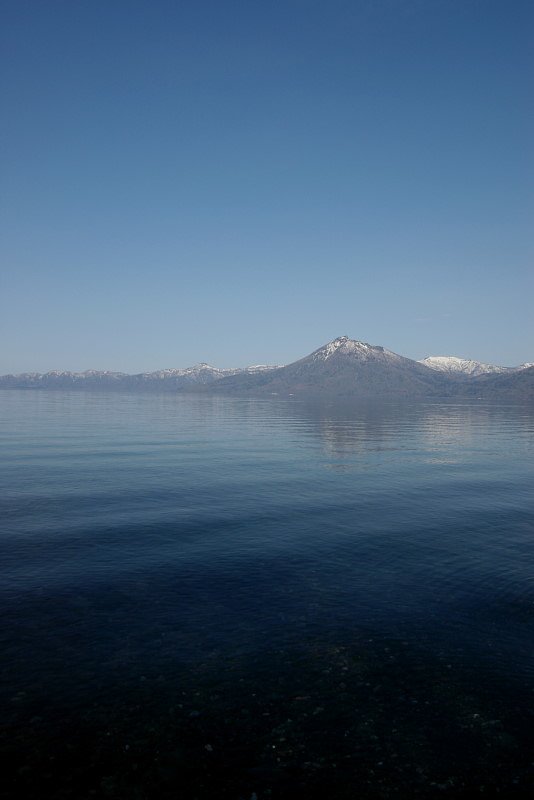 火山湖は蒼く