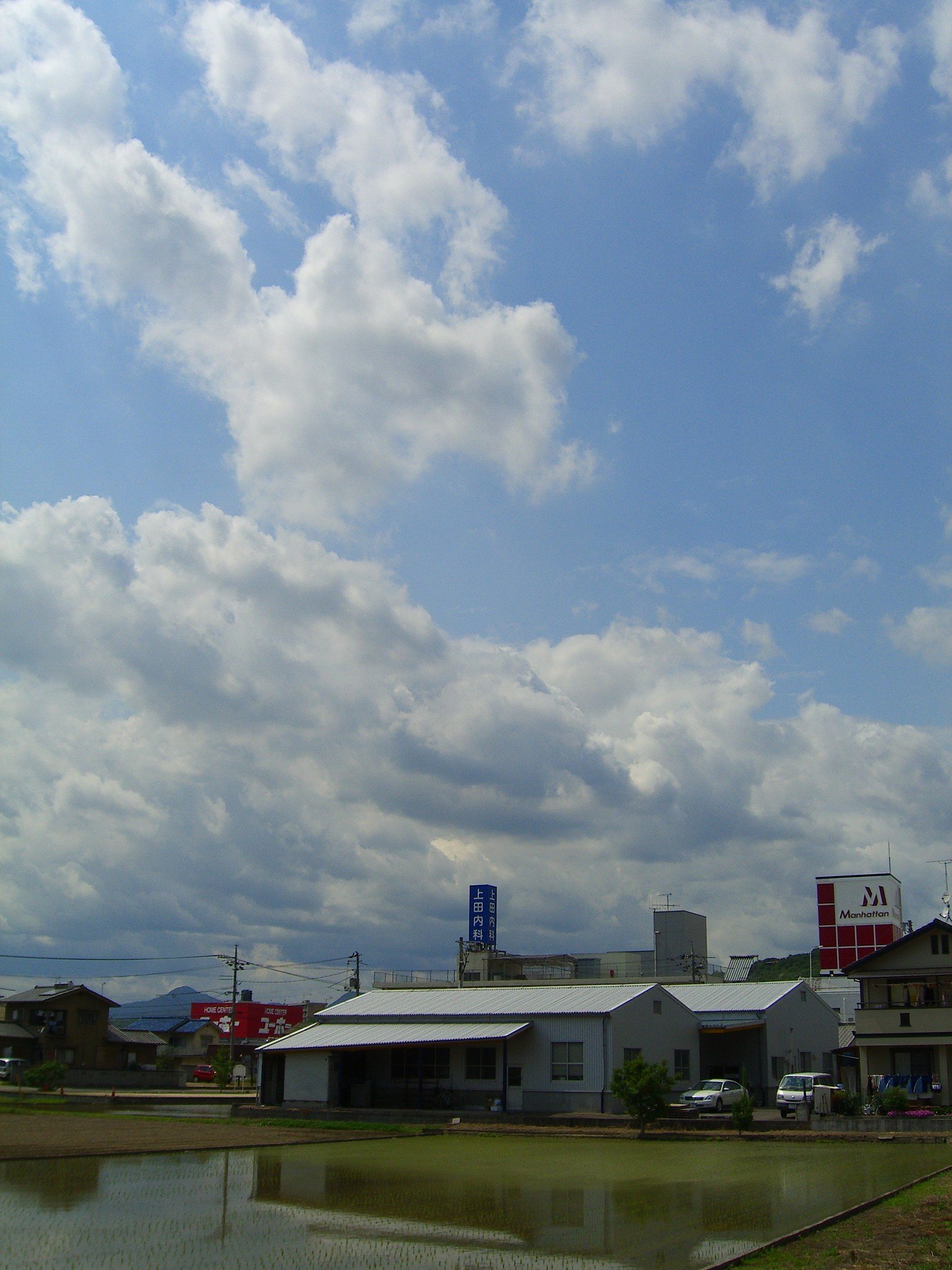 降らず照らず