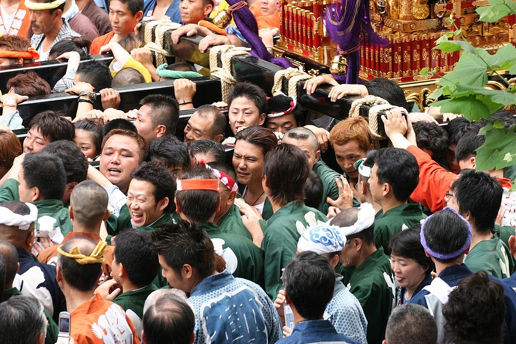 特等席から神輿を見おろして