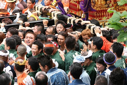 特等席から神輿を見おろして