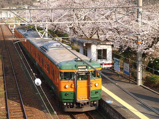桜咲くホームにて