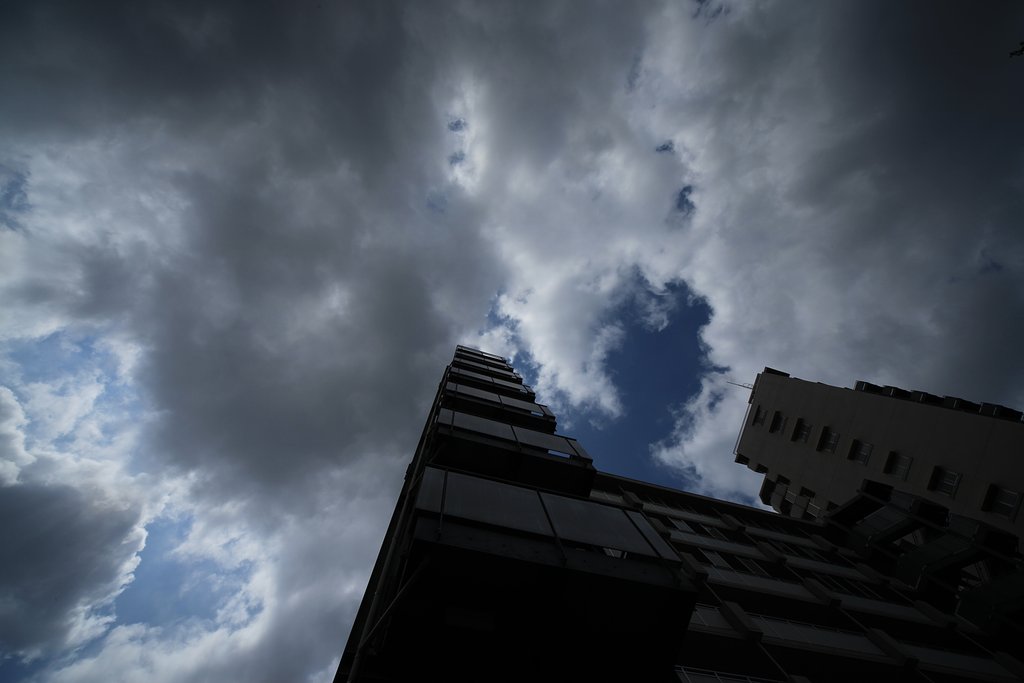 空を突き刺す建物 !!
