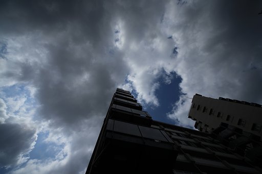 空を突き刺す建物 !!
