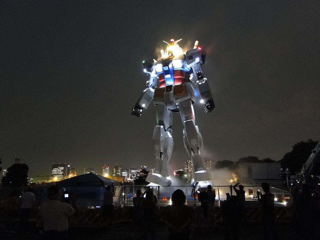 光る