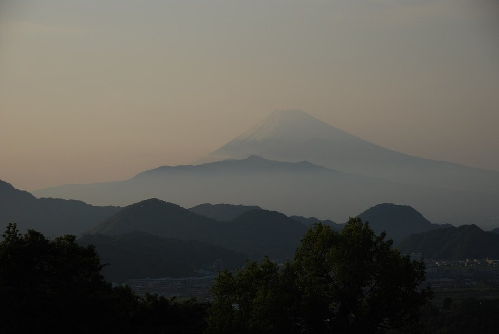 霞む霊峰富士
