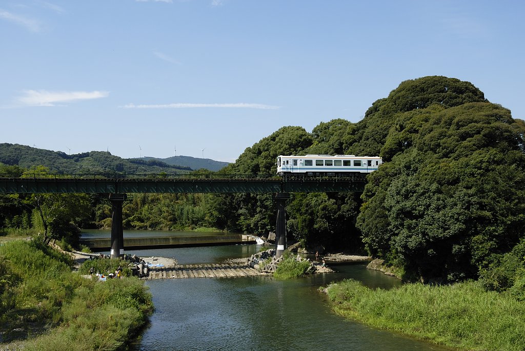 風力発電機と川遊び