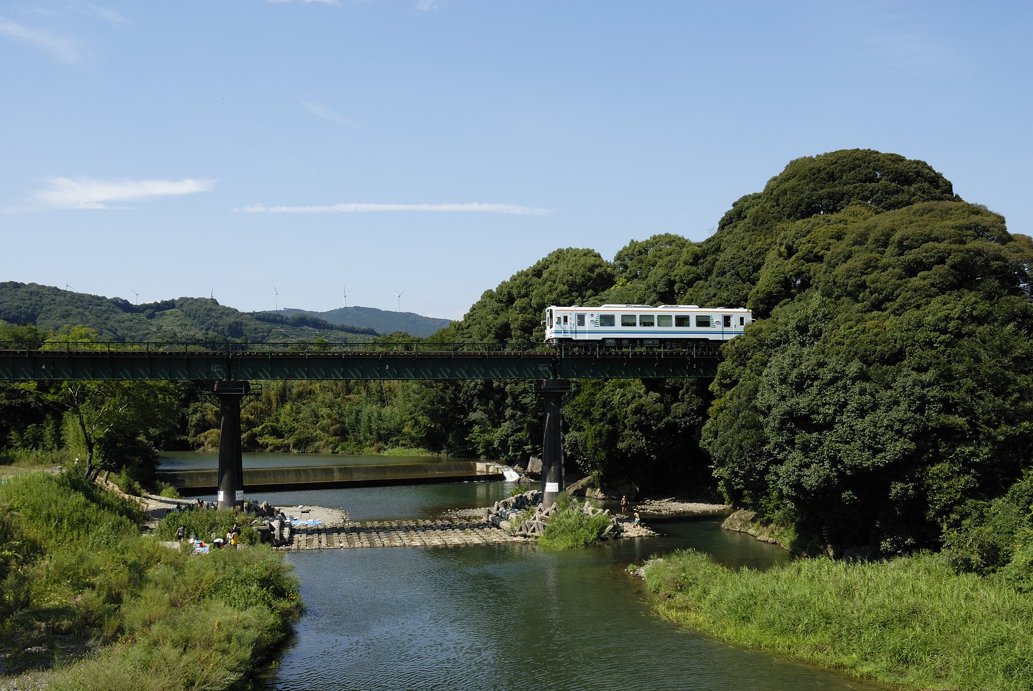 風力発電機と川遊び
