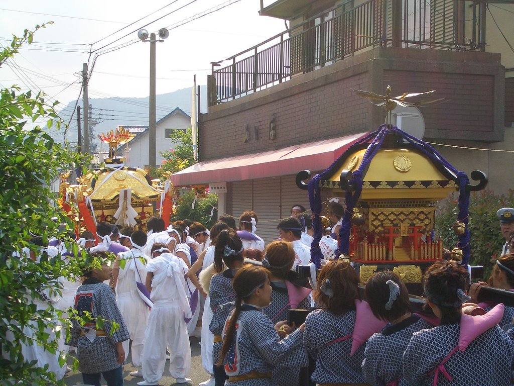 男女神輿・登場です。