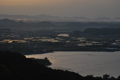 湖畔の田園風景