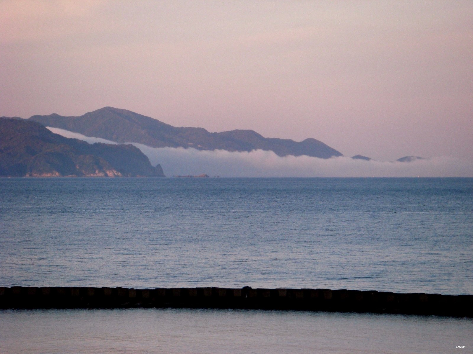 【流】海に流れ込む雲海