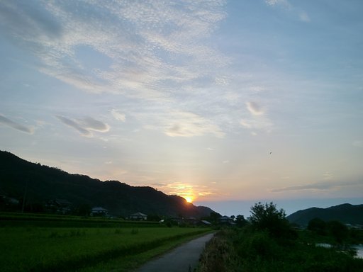 今日の山の稜線の夕やけ