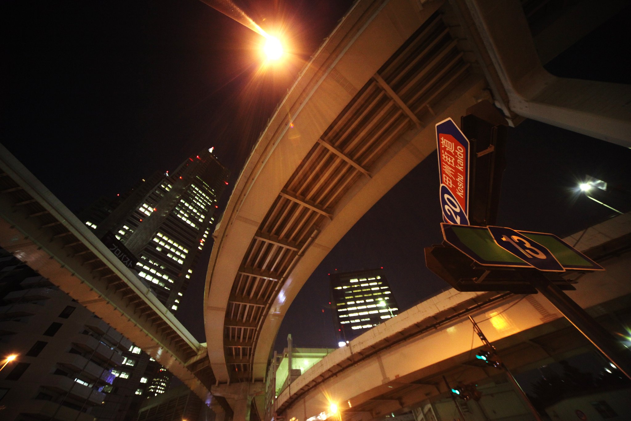 真夜中の高速道路