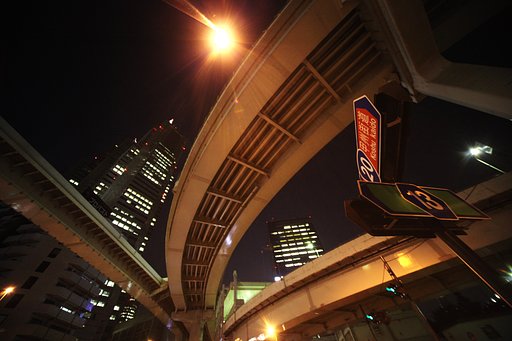 真夜中の高速道路