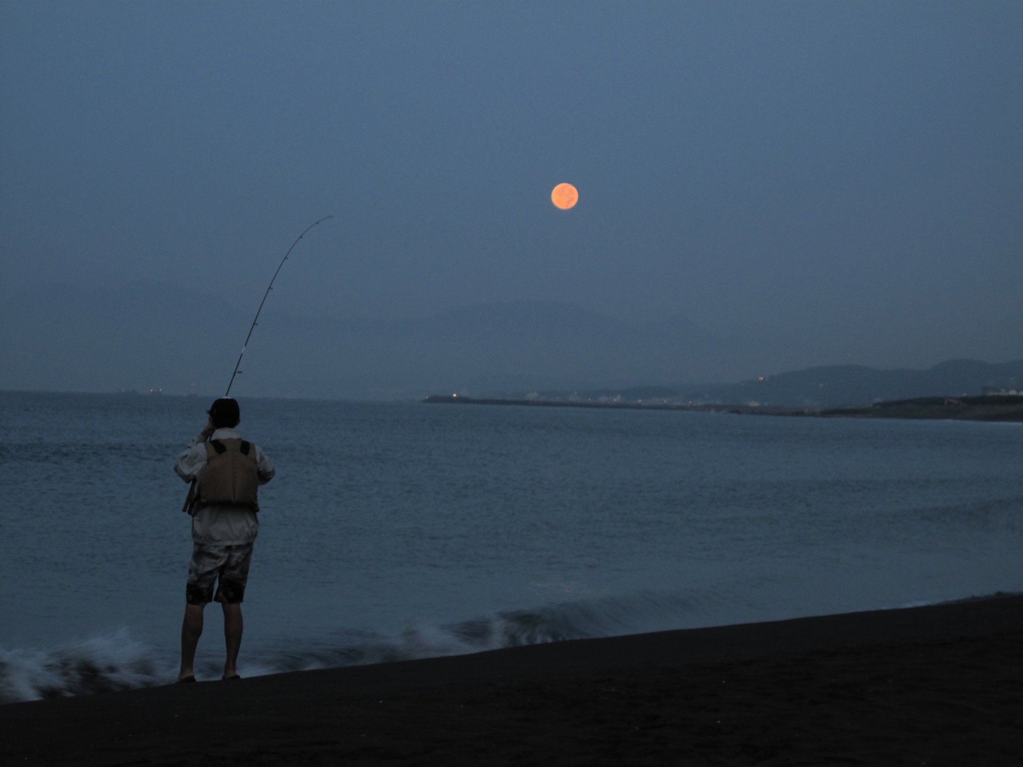 月が沈む