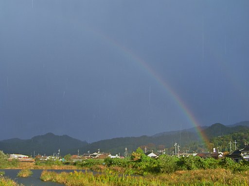 雨やミゾレの中の虹!