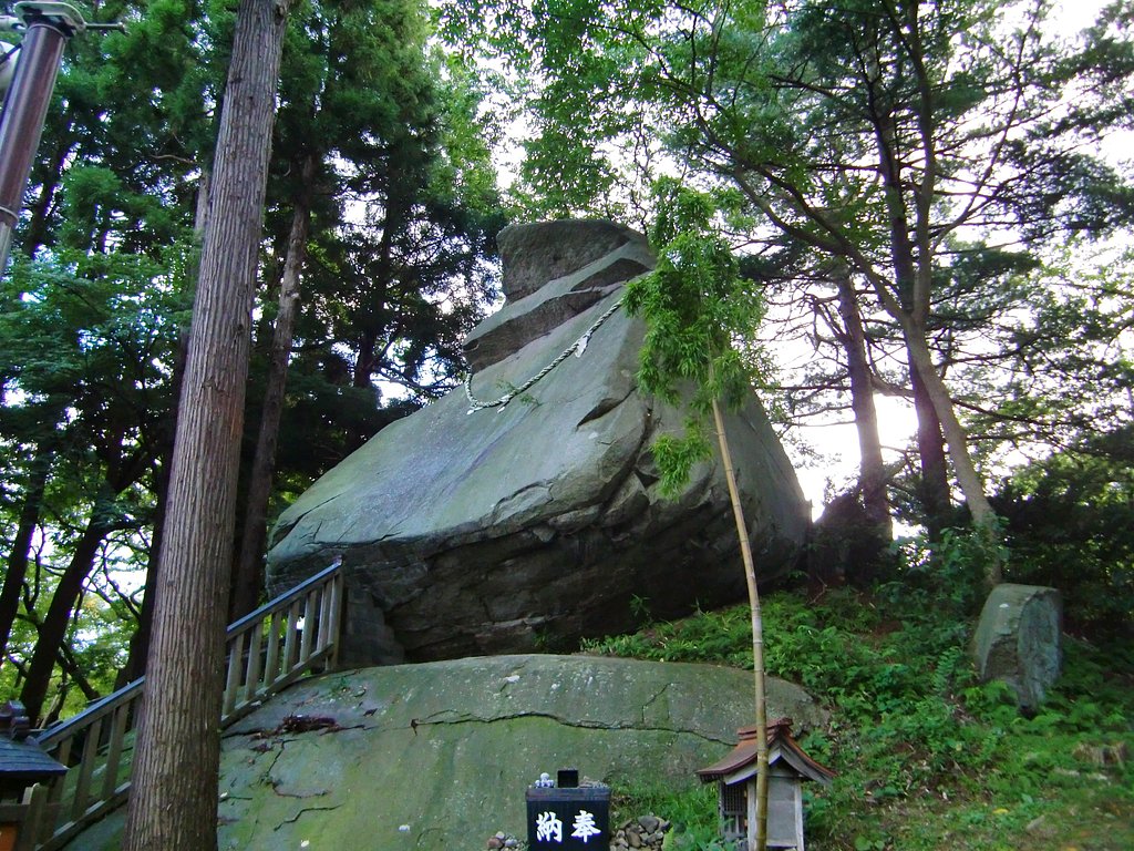 烏帽子岩（兜岩）